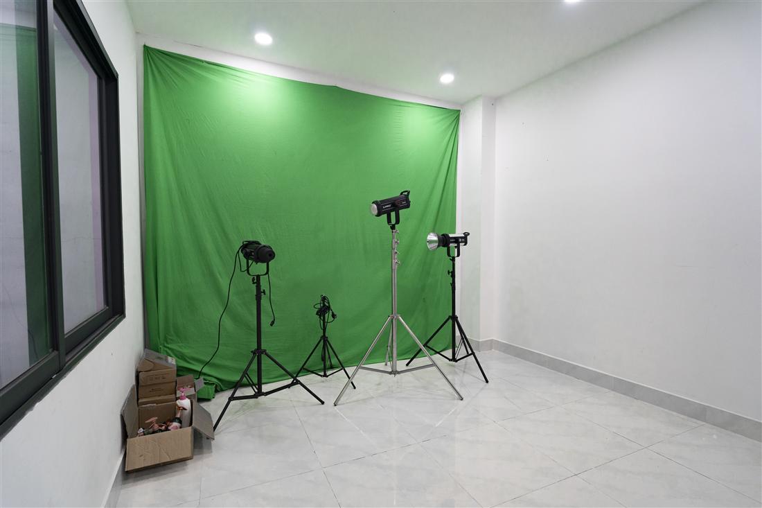 Studio The 49 — phông xanh dựng sẵn